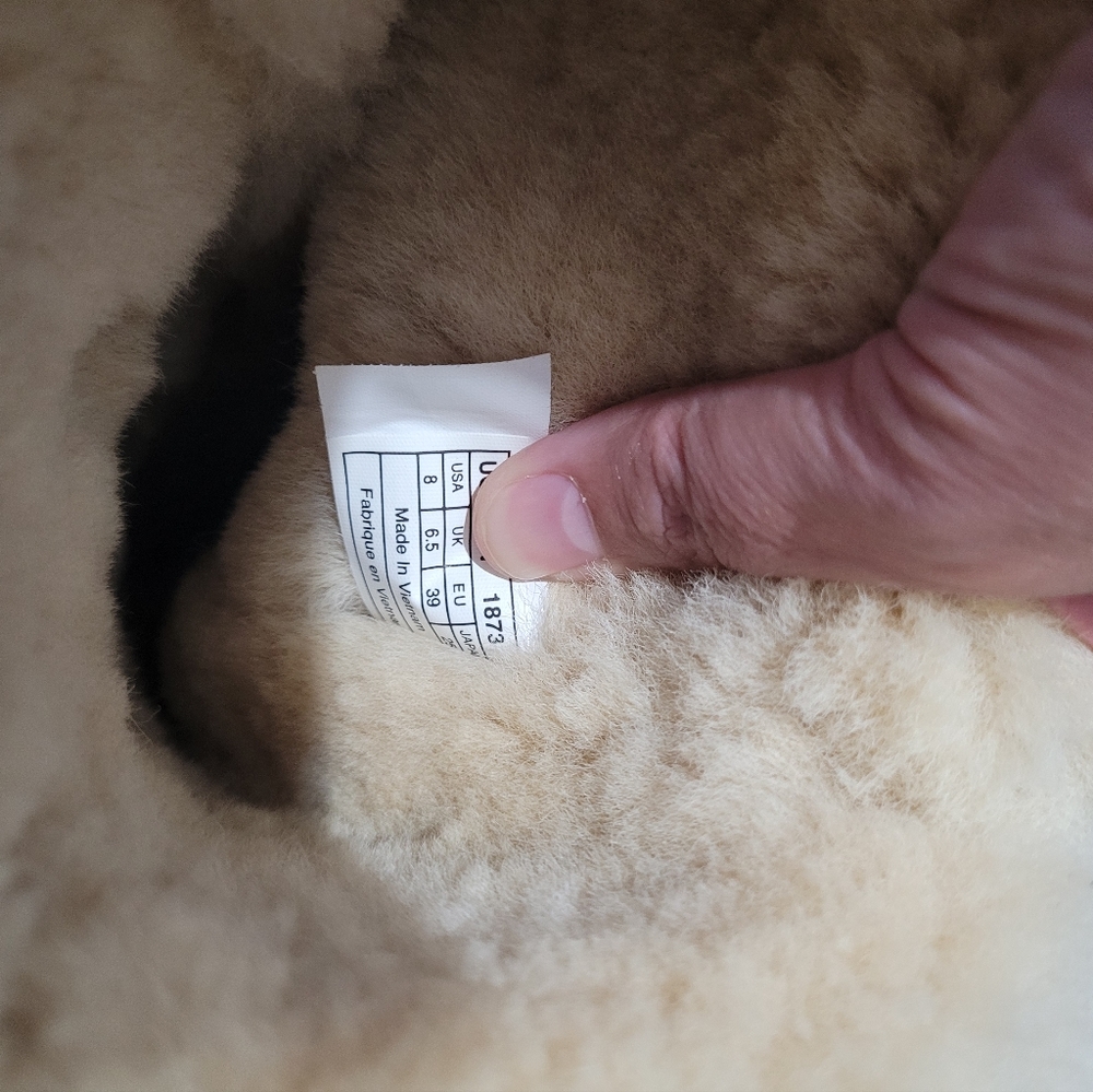 Ugg Bailey Button Triple - image 3